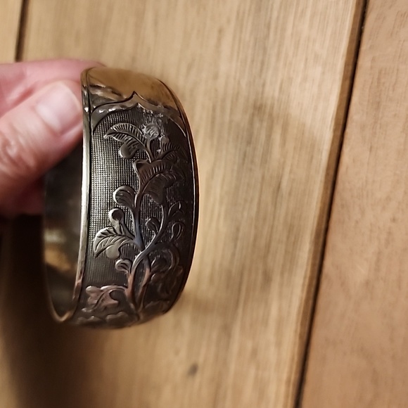Silver colored floral bangle - Picture 2 of 5